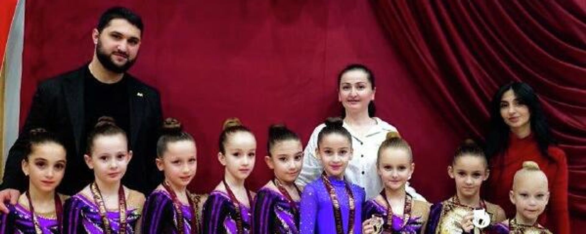 Во Дворце спорта Олимп состоялся праздничный турнир по художественной и эстетической гимнастике - Sputnik Южная Осетия, 1920, 24.12.2025