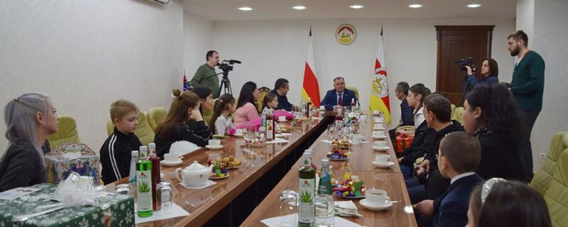 Президент Южной Осетии исполнил новогодние желания детей - Sputnik Южная Осетия, 1920, 26.12.2025