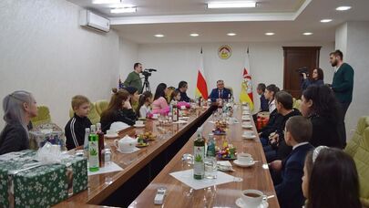 Президент Южной Осетии исполнил новогодние желания детей