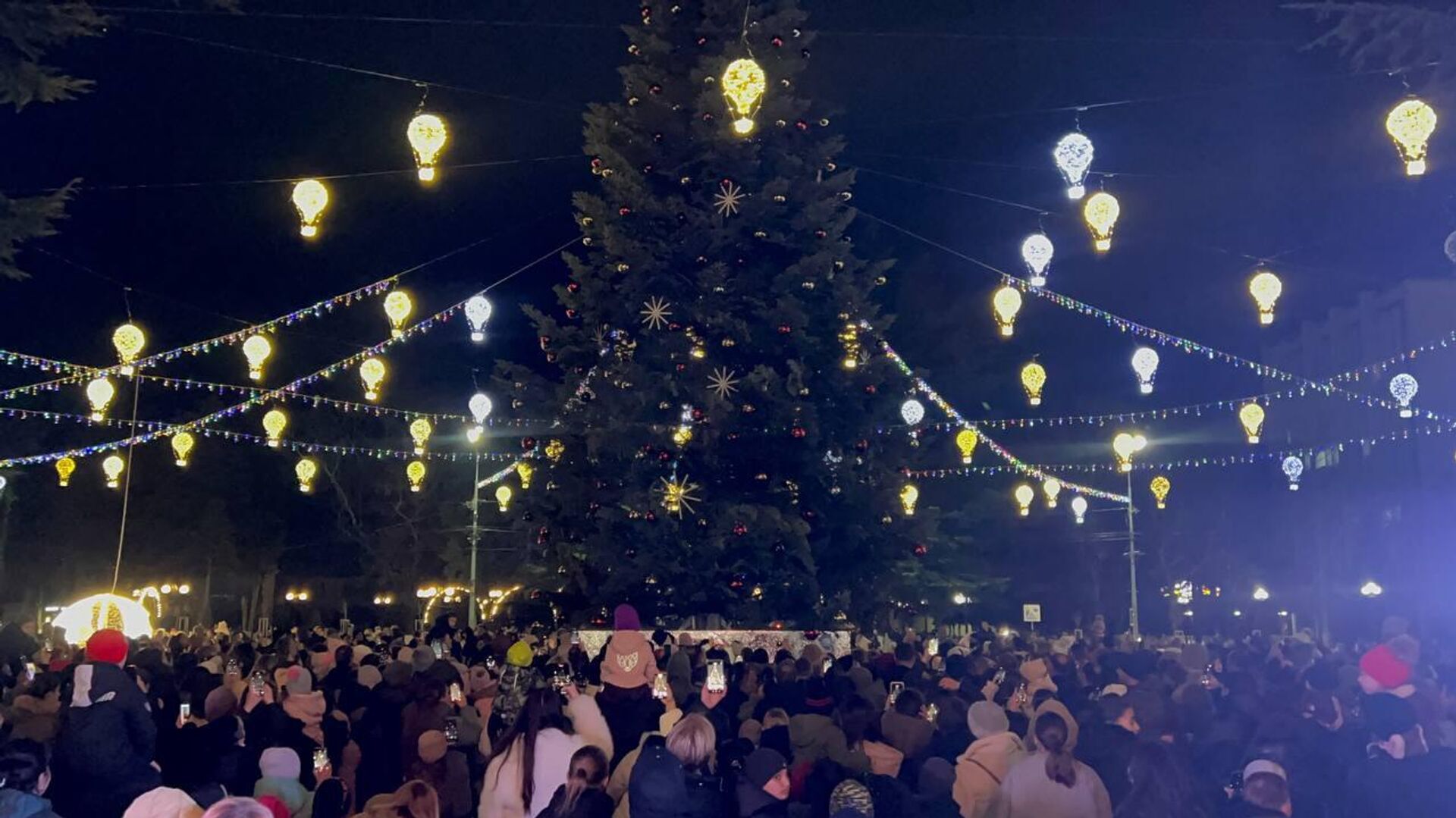 Открытие главной елки Южной Осетии в Цхинвале - Sputnik Южная Осетия, 1920, 26.12.2025