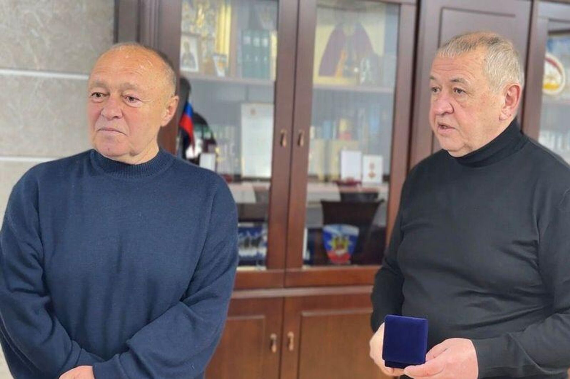 Алан Гаглоев вручил памятную монету сыновьям Хаджи-Мурата Дзуццати  - Sputnik Южная Осетия, 1920, 27.12.2025