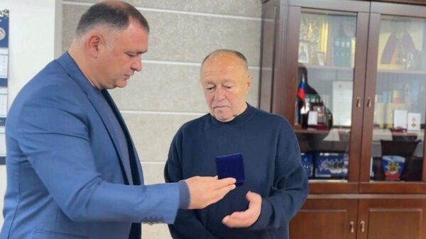 Алан Гаглоев вручил памятную монету сыновьям Хаджи-Мурата Дзуццати  - Sputnik Южная Осетия
