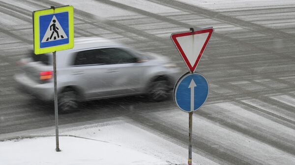 Автомобиль на перекрестке. Архивное фото - Sputnik Южная Осетия