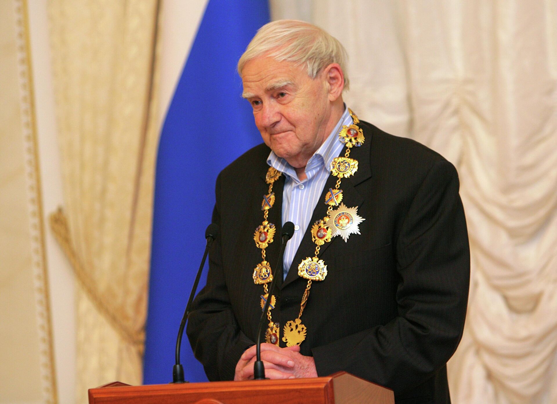 Даниил Гранин на церемонии вручения ему ордена Святого апостола Андрея Первозванного - Sputnik Южная Осетия, 1920, 30.12.2025