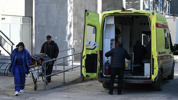 Ситуация у больницы, куда доставляют пострадавших после атаки БПЛА в Херсонской области - Sputnik Южная Осетия