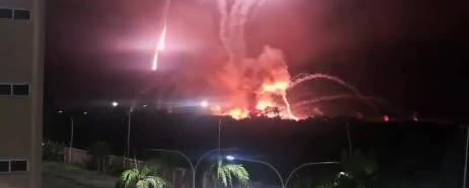 По меньшей мере семь взрывов были слышны в столице Венесуэлы Каракасе — после того, как над ней пролетело несколько самолетов, передаёт Associated Press - Sputnik Южная Осетия, 1920, 03.01.2026