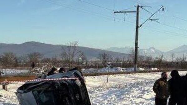 На железнодорожном переезде участка Муртазово—Эльхотово СКЖД автомобиль столкнулся с пассажирским поездом Москва—Владикавказ - Sputnik Южная Осетия