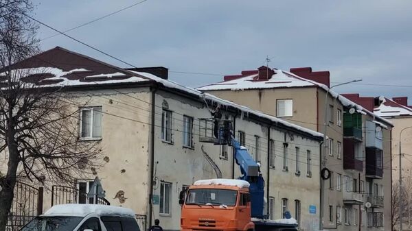 Коммунальные службы Цхинвала проводят очистку крыш многоквартирных домов ото льда - Sputnik Южная Осетия