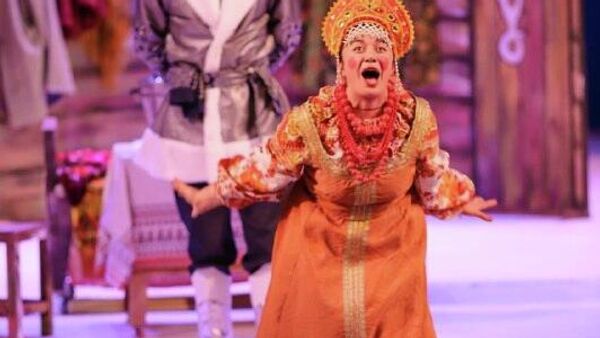 Аншлаг в Госдрамтеатре: более 1500 детей уже посмотрели новогоднюю сказку Морозко - Sputnik Южная Осетия