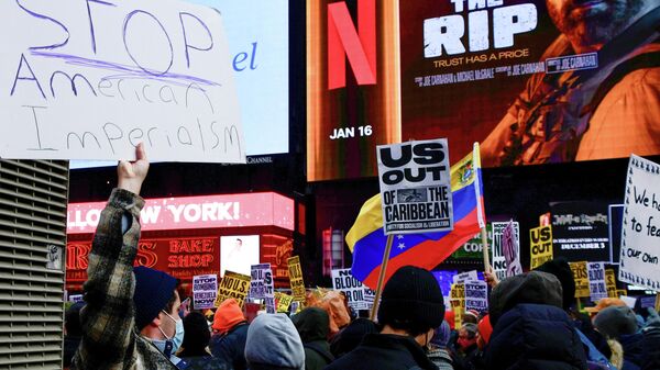 Митинг в Нью-Йорке против военной операции США в Венесуэле - Sputnik Южная Осетия