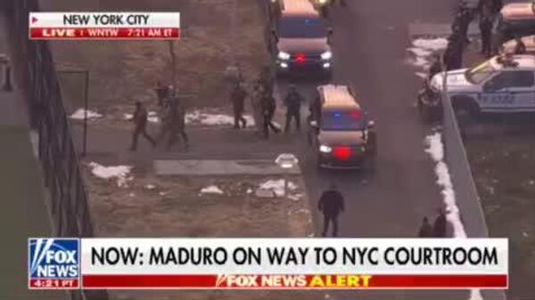 Захваченного американцами хромающего президента Венесуэлы Николаса Мадуро под усиленной охраной доставили в суд в Нью-Йорке - Sputnik Южная Осетия