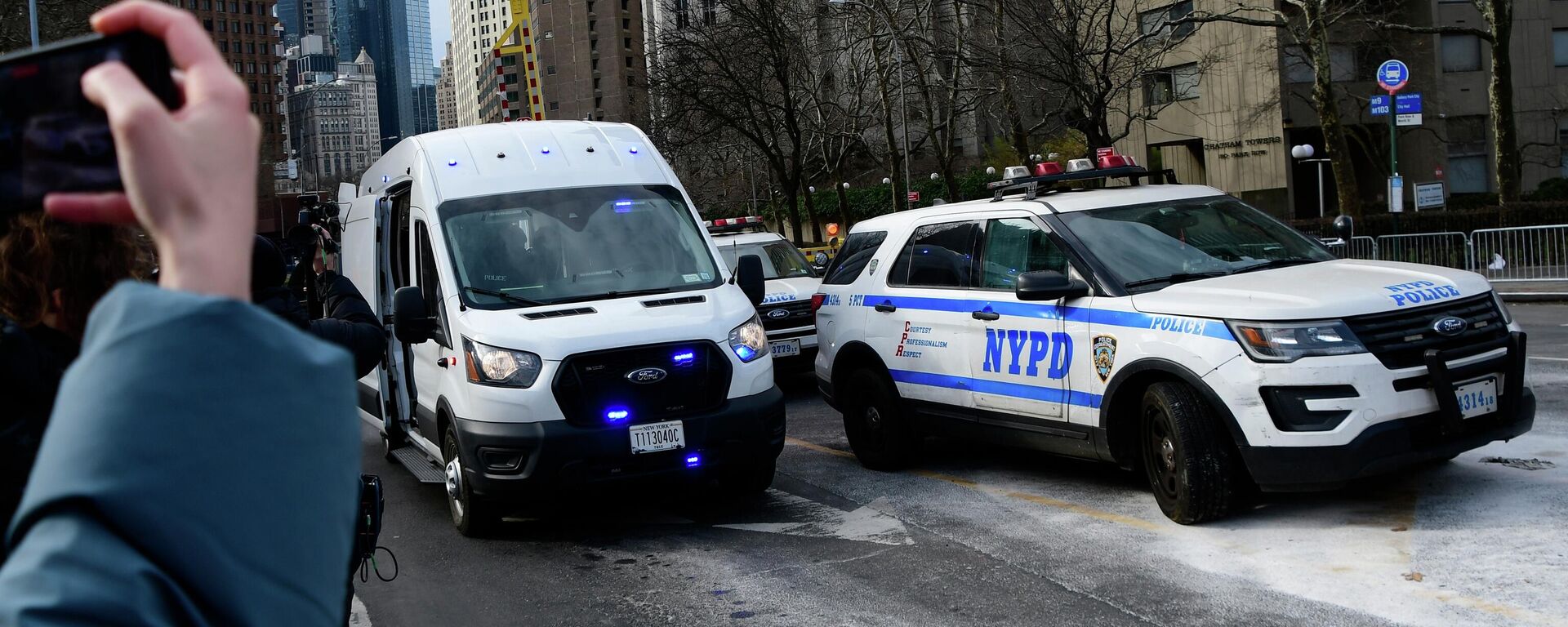 Кортеж автомобилей с похищенным США президентом Венесуэлы Николасом Мадуро - Sputnik Южная Осетия, 1920, 06.01.2026