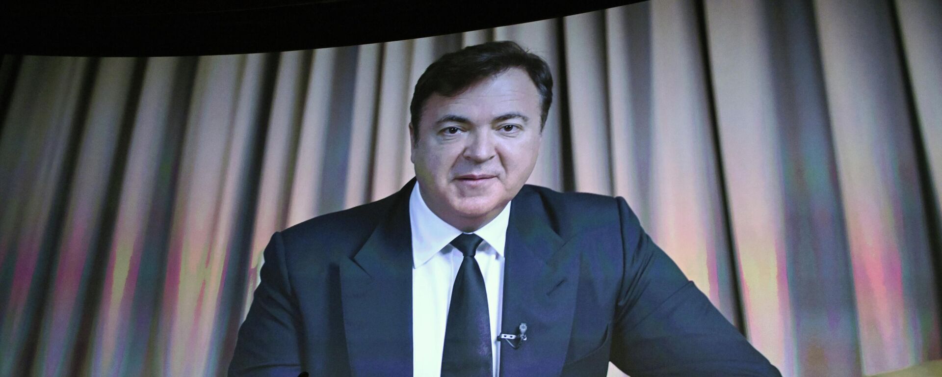 Режиссер фильма Чебурашка 2 Дмитрий Дьяченко (на экране) на премьере фильма Чебурашка 2 - Sputnik Южная Осетия, 1920, 07.01.2026