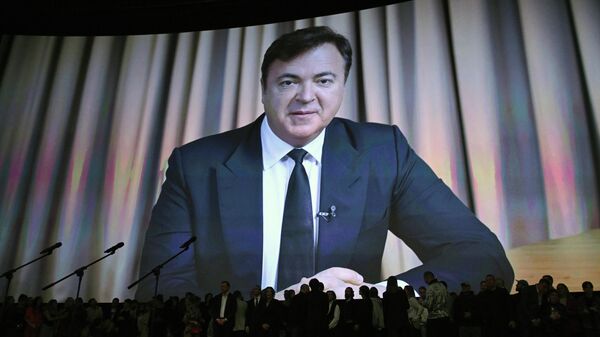 Режиссер фильма Чебурашка 2 Дмитрий Дьяченко (на экране) на премьере фильма Чебурашка 2 - Sputnik Южная Осетия