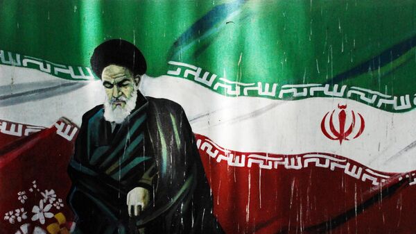 Граффити с изображением аятоллы Рухоллы Хомейни на одной из улиц в Тегеране. Архивное фото  - Sputnik Южная Осетия