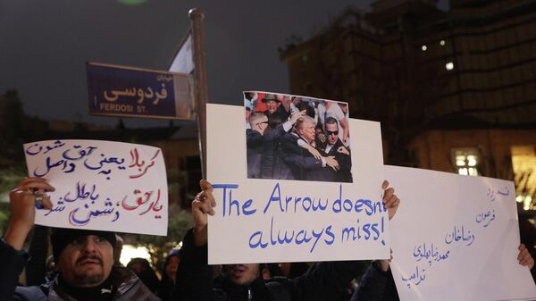 Группа иранских студентов участвует в акции протеста перед британским посольством после антиправительственных протестов в Тегеране - Sputnik Южная Осетия