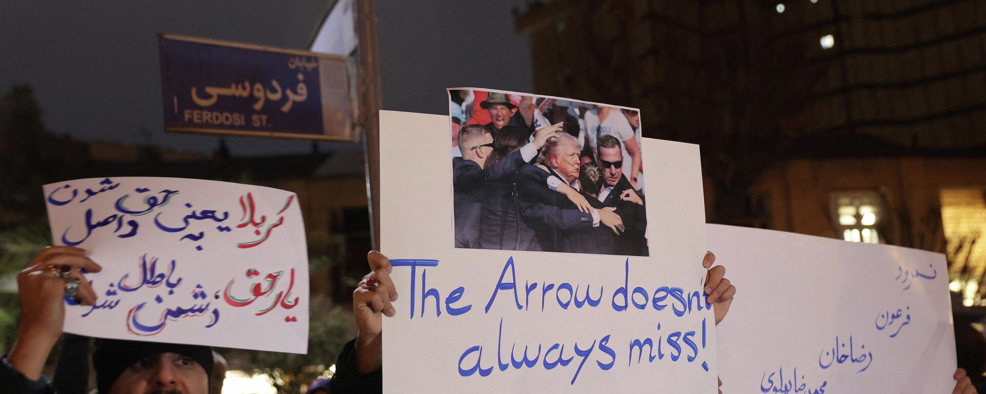 Группа иранских студентов участвует в акции протеста перед британским посольством после антиправительственных протестов в Тегеране - Sputnik Южная Осетия, 1920, 15.01.2026