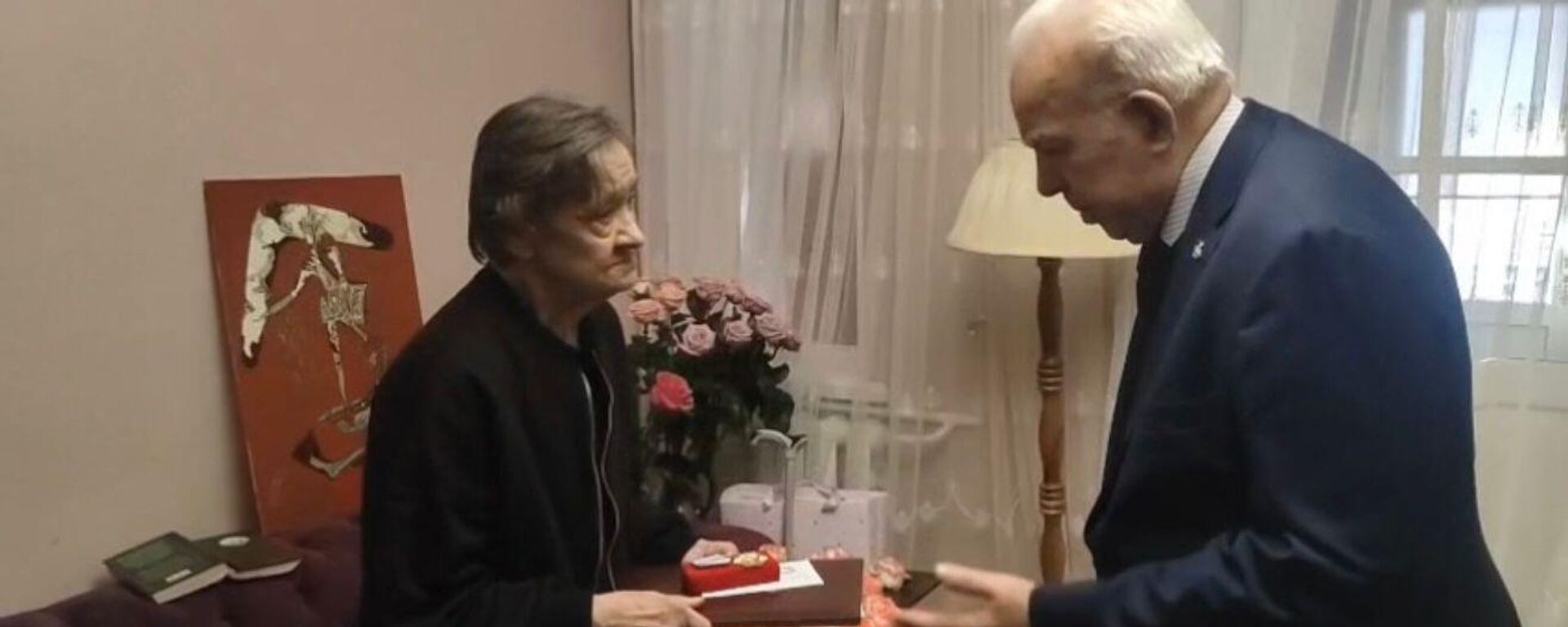 Экс-президент Южной Осетии Людвиг Чибиров вручил Ирине Таболовой орден Почета - Sputnik Южная Осетия, 1920, 15.01.2026