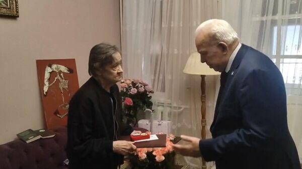 Экс-президент Южной Осетии Людвиг Чибиров вручил Ирине Таболовой орден Почета - Sputnik Южная Осетия