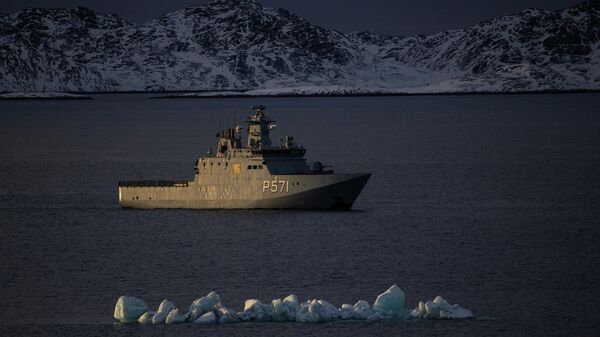 Датский военный патрульный корабль вблизи старой гавани Нуука, Гренландия. Архивное фото  - Sputnik Южная Осетия