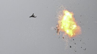 Ударный беспилотник типа "Молния" (справа) во время подрыва и уничтожения вражеского объекта
