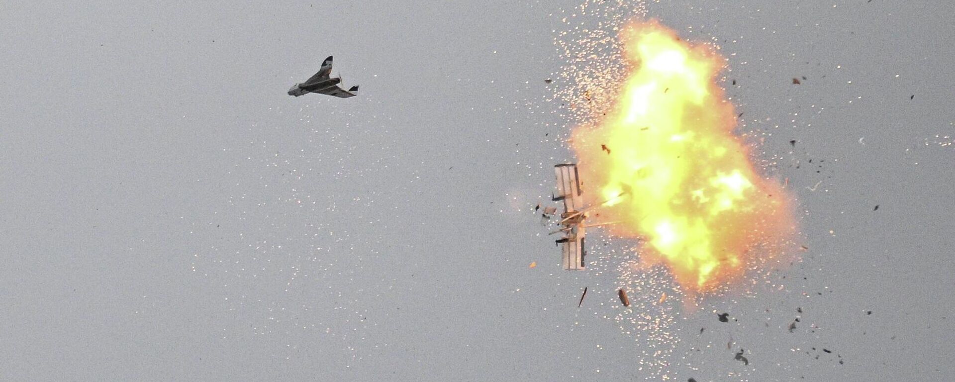 Ударный беспилотник типа Молния (справа) во время подрыва и уничтожения вражеского объекта - Sputnik Южная Осетия, 1920, 29.01.2026