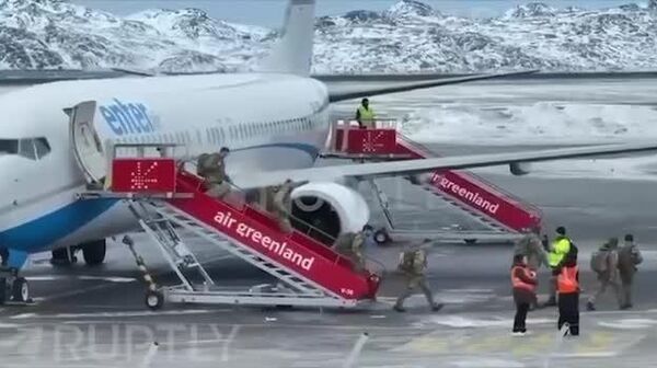 Тринадцать устрашающих немецких военных прибыли в Гренландию на защиту острова от США - Sputnik Южная Осетия