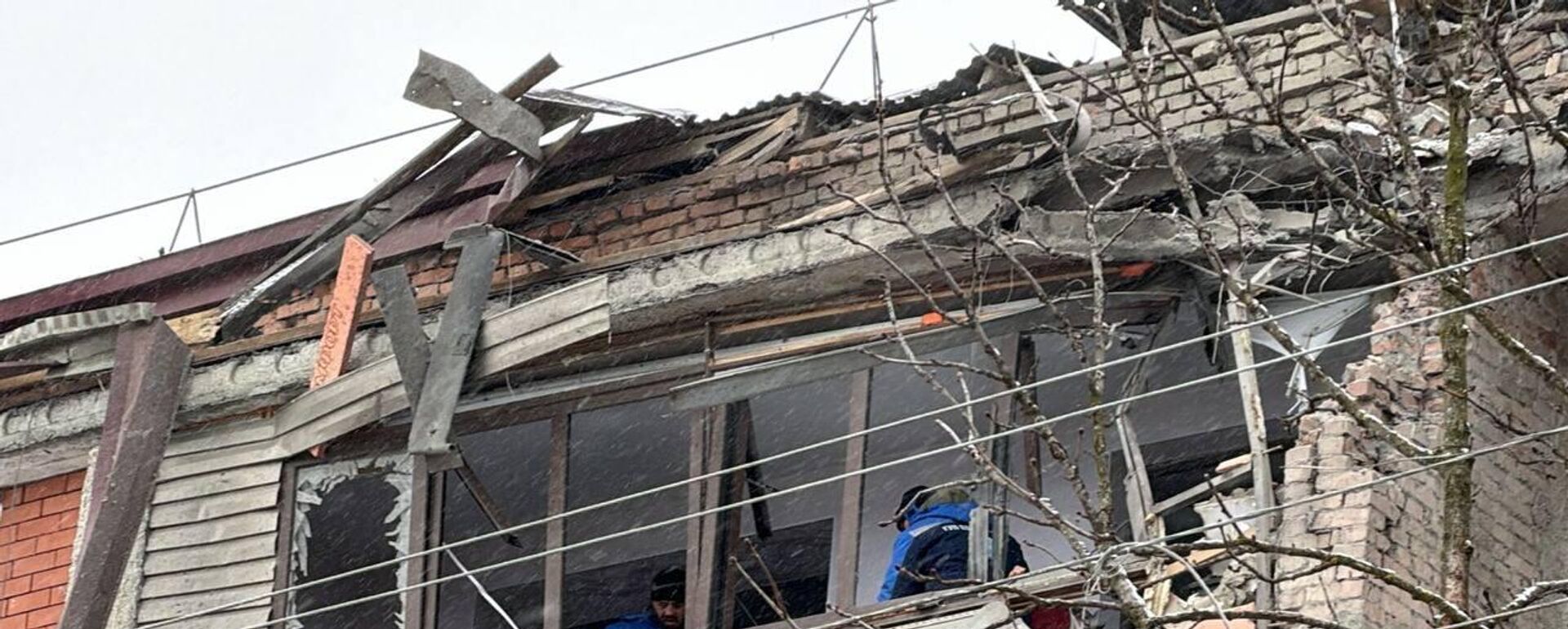 Пострадавший от обломков беспилотника дом в Беслане - Sputnik Южная Осетия, 1920, 18.01.2026