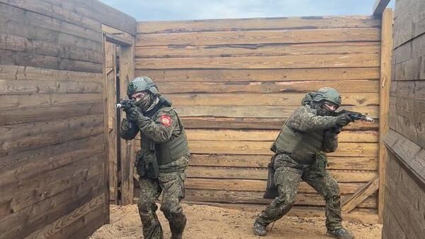 Военнослужащие военной базы ЮВО в Южной Осетии освоили навыки армейской тактической стрельбы - Sputnik Южная Осетия