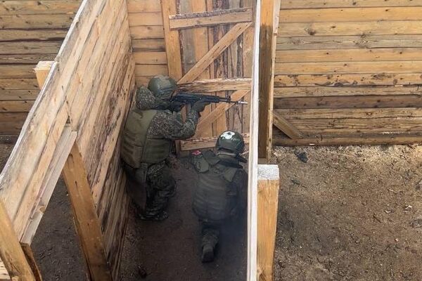 Военнослужащие военной базы ЮВО в Южной Осетии освоили навыки армейской тактической стрельбы - Sputnik Южная Осетия