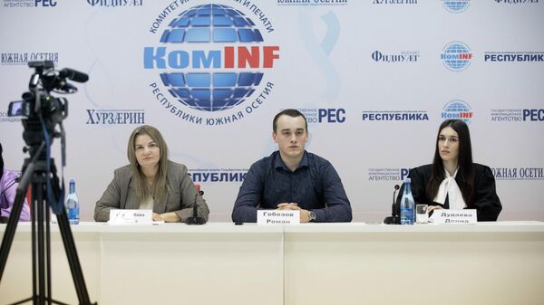 Проректор по воспитательной и профориентационной работе, доцент ЮОГУ Инна Цховребова, Роман Гобозов и Донна Дудаева - Sputnik Южная Осетия