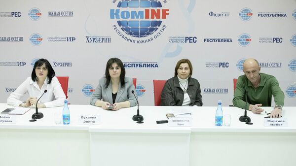 Элина Пухаева, Мадина Гассиева (Корытина) и Ирбег Маргиев в ходе пресс-конференции в Госкоминфе - Sputnik Южная Осетия