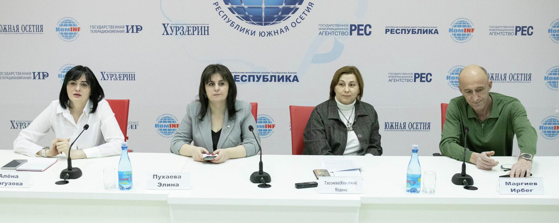 Элина Пухаева, Мадина Гассиева (Корытина) и Ирбег Маргиев в ходе пресс-конференции в Госкоминфе - Sputnik Южная Осетия, 1920, 30.01.2026