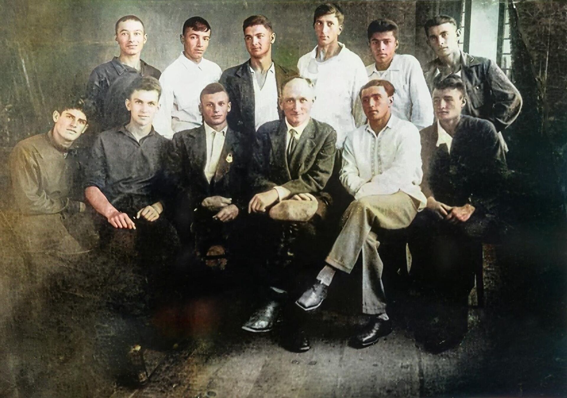 Махарбек Туганов со своими учениками из художественного училища в Цхинвале - Sputnik Южная Осетия, 1920, 30.01.2026