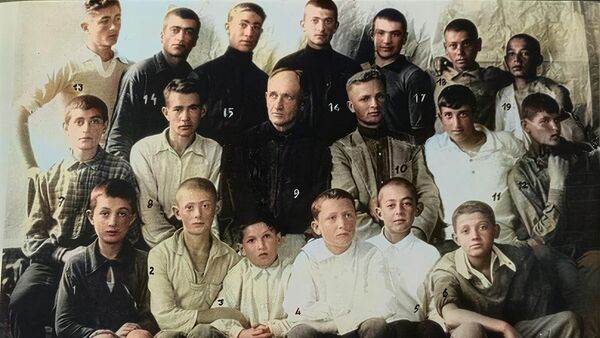 Махарбек Туганов со своими учениками из художественного училища в Цхинвале - Sputnik Южная Осетия