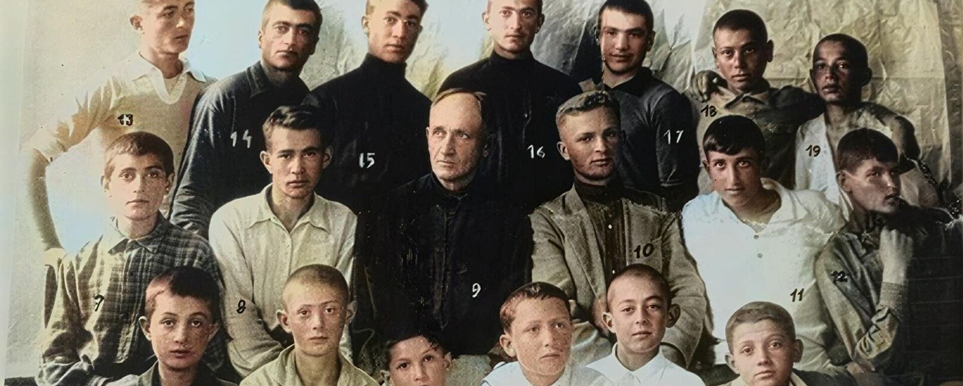 Махарбек Туганов со своими учениками из художественного училища в Цхинвале - Sputnik Южная Осетия, 1920, 30.01.2026