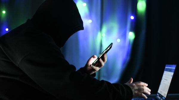 Мужчина держит в руках мобильный телефон. - Sputnik Южная Осетия