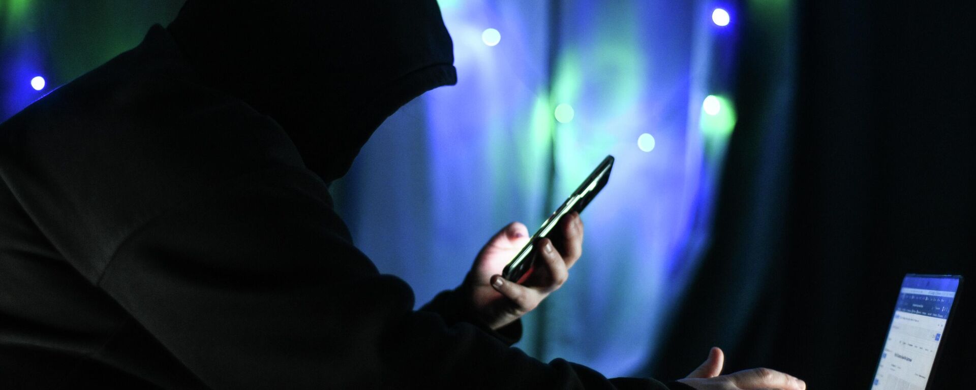 Мужчина держит в руках мобильный телефон. - Sputnik Южная Осетия, 1920, 02.02.2026