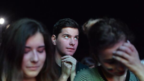 Молодежь с грустными лицами. Архивное фото. - Sputnik Южная Осетия