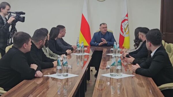 Президент Алан Гаглоев встретился с участниками марафона Россия — семья семей, которые представят Южную Осетию - Sputnik Хуссар Ирыстон