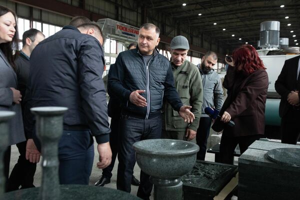 Алан Гаглоев на камнеперерабатывающем заводе - Sputnik Южная Осетия