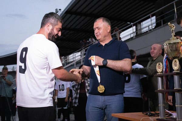 Алан Гаглоев на награждении победителей футбольного турнира - Sputnik Южная Осетия