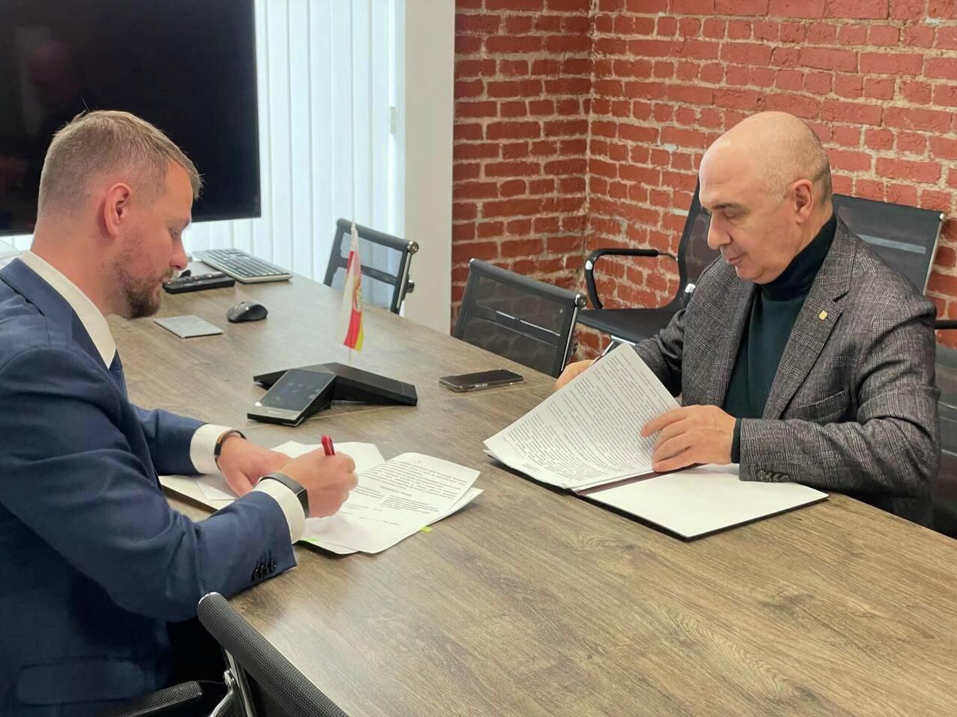 Ректор ЮОГУ Вадим Тедеев и заместитель гендиректора РО Знание Георгий Будный - Sputnik Южная Осетия, 1920, 07.02.2026