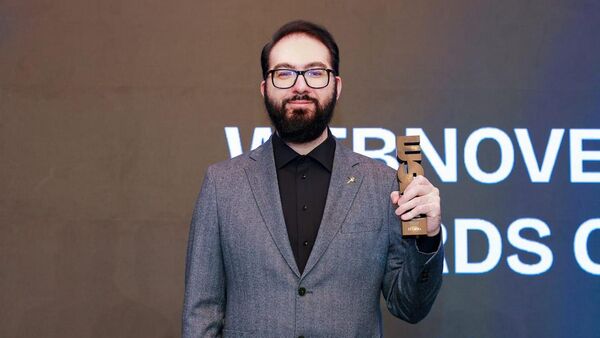 Осетинский писатель Барисби Алборов на церемонии вручения премии Webnovel в Шанхае - Sputnik Южная Осетия