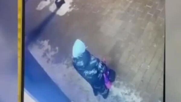 ФСБ опубликовала записи с камер наблюдения, на которых киллер, стрелявший в генерал-лейтенанта Алексеева, скрылся с места преступления - Sputnik Южная Осетия