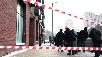 Люди у дома, где было совершено покушение на убийство генерала Минобороны РФ Владимира Алексеева. Архивное фото