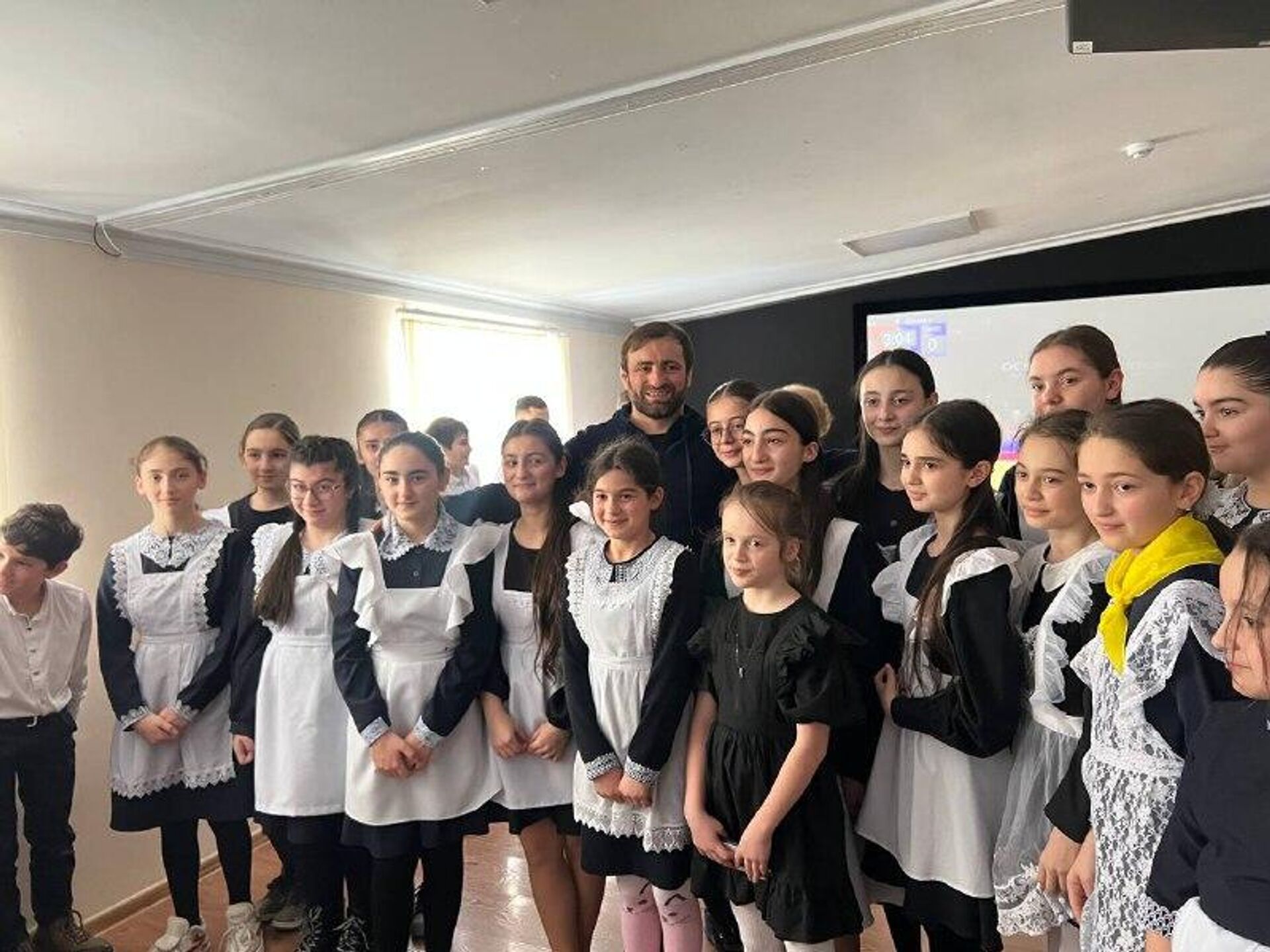 Прославленный борец из Южной Осетии, чемпион России и мира среди ветеранов Алан Зассеев встретился с воспитанниками Дзауской школы-интерната - Sputnik Южная Осетия, 1920, 09.02.2026