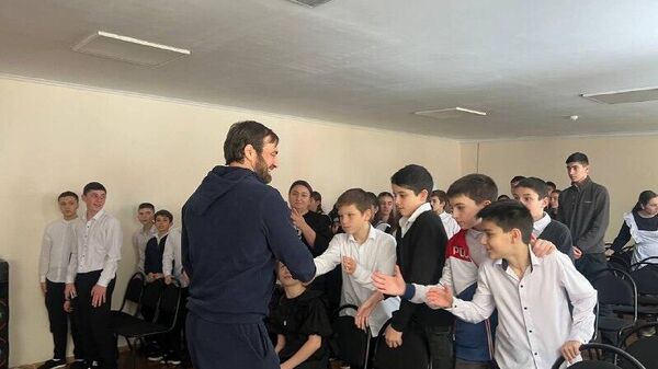 Прославленный борец из Южной Осетии, чемпион России и мира среди ветеранов Алан Зассеев встретился с воспитанниками Дзауской школы-интерната - Sputnik Южная Осетия