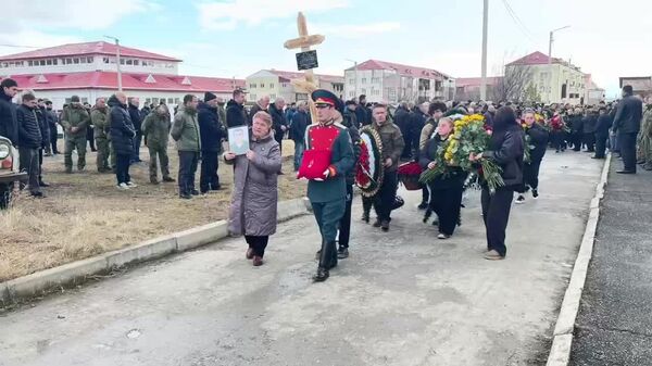 В Южной Осетии состоялась церемония прощания с военнослужащим Александром Бестаевым, погибшим при выполнении боевой задачи в зоне СВО - Sputnik Хуссар Ирыстон