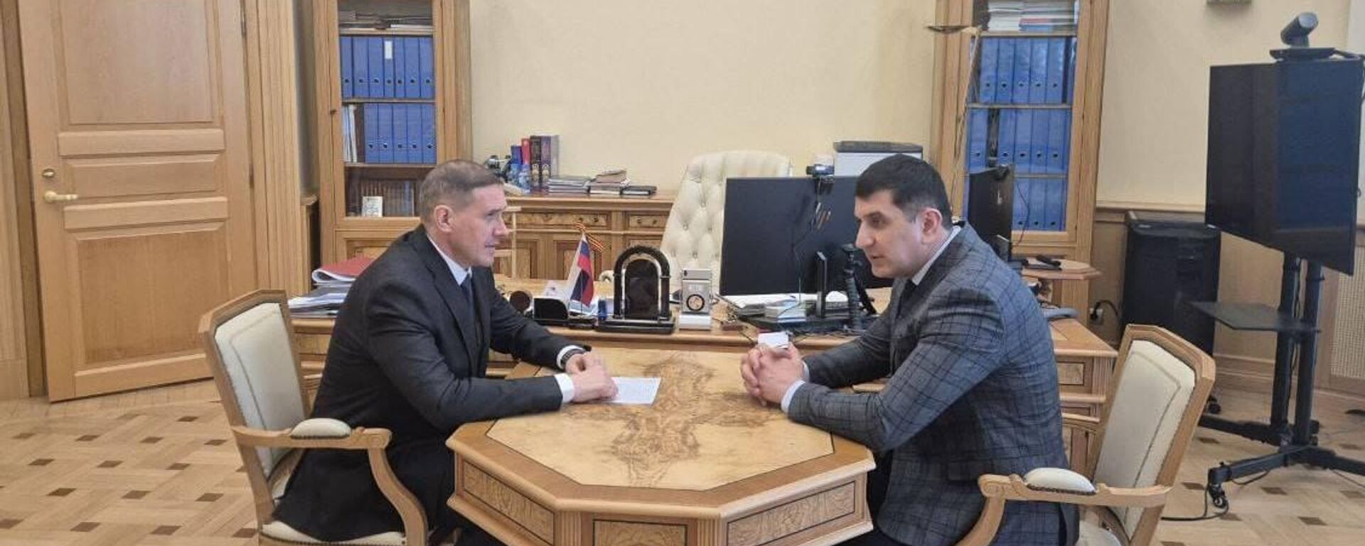 Встреча председателя Национального банка РЮО Сослана Бекоева с заместителем председателя ЦБ РФ Сергеем Беловым - Sputnik Южная Осетия, 1920, 10.02.2026